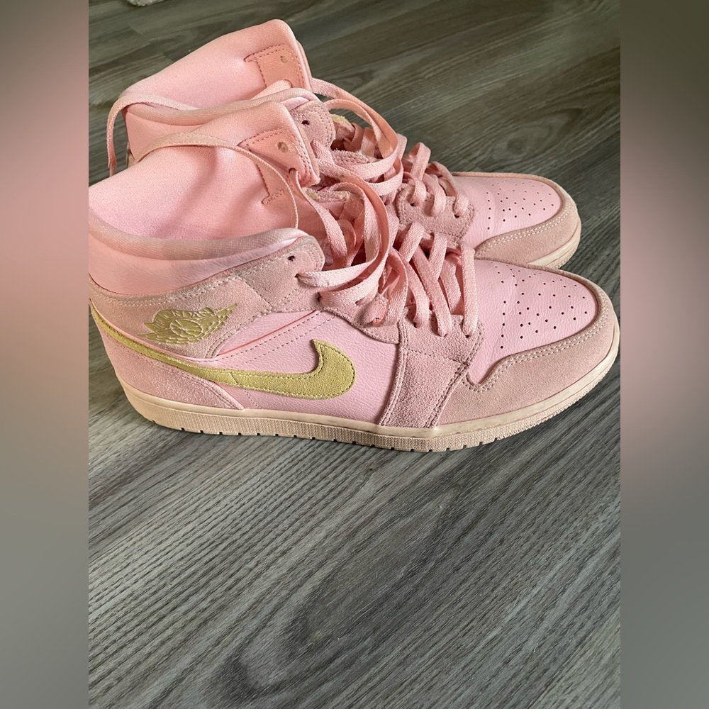 Coral gold jordan 1 mids